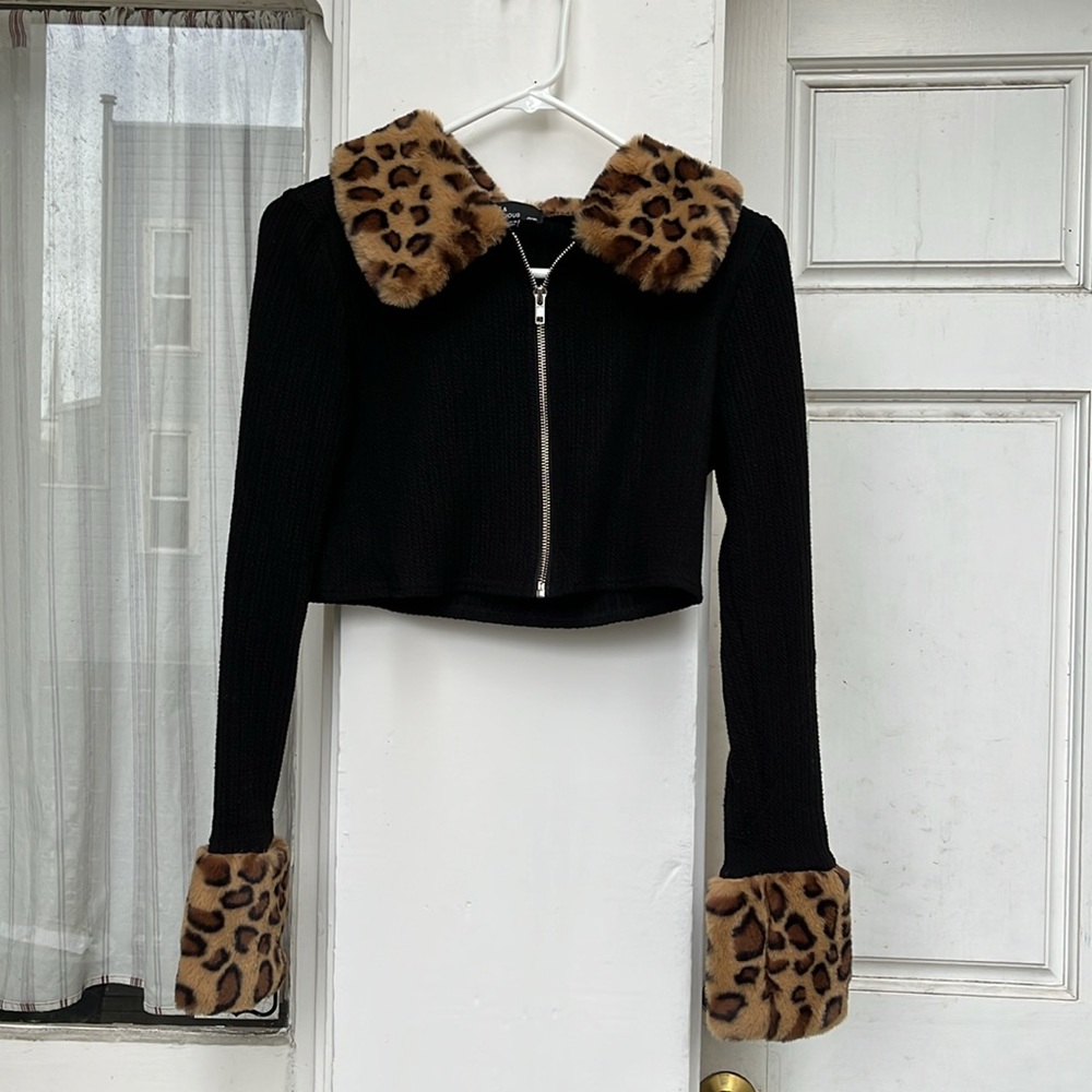 Cheetah collar & Cuff Cropped Cardigan - Picture 2 of 5